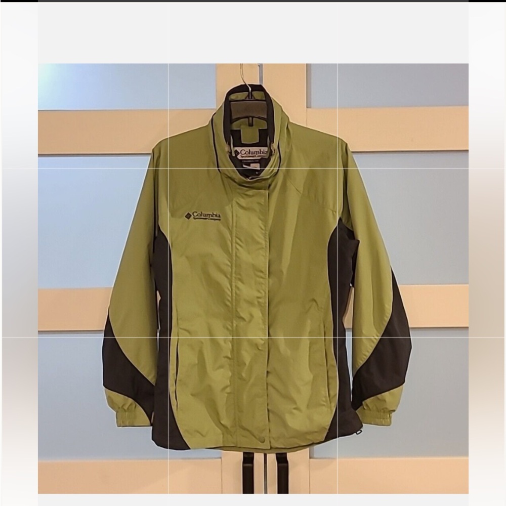 Columbia   Light Weight Woman’s Jacket   Size Large
